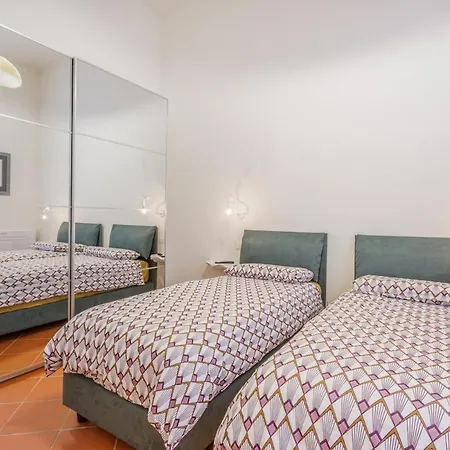 Inner Garden Retreat Near Ghirlandina Apartment