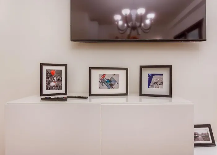 Inner Garden Retreat Near Ghirlandina Appartamento