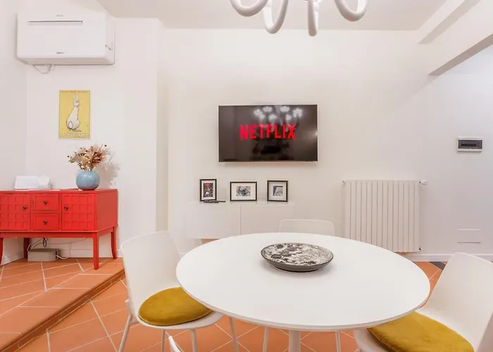 Inner Garden Retreat Near Ghirlandina Apartment