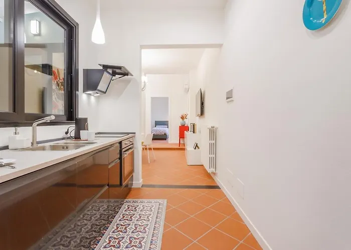 Inner Garden Retreat Near Ghirlandina *