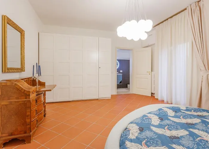 Inner Garden Retreat Near Ghirlandina *